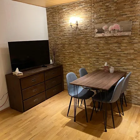Monteurwohnung Mit Parkplätzen, Flexibler Check-in, Küche Und Smart Tv In Bad Sobernheim, Kreis Bad Kreuznach